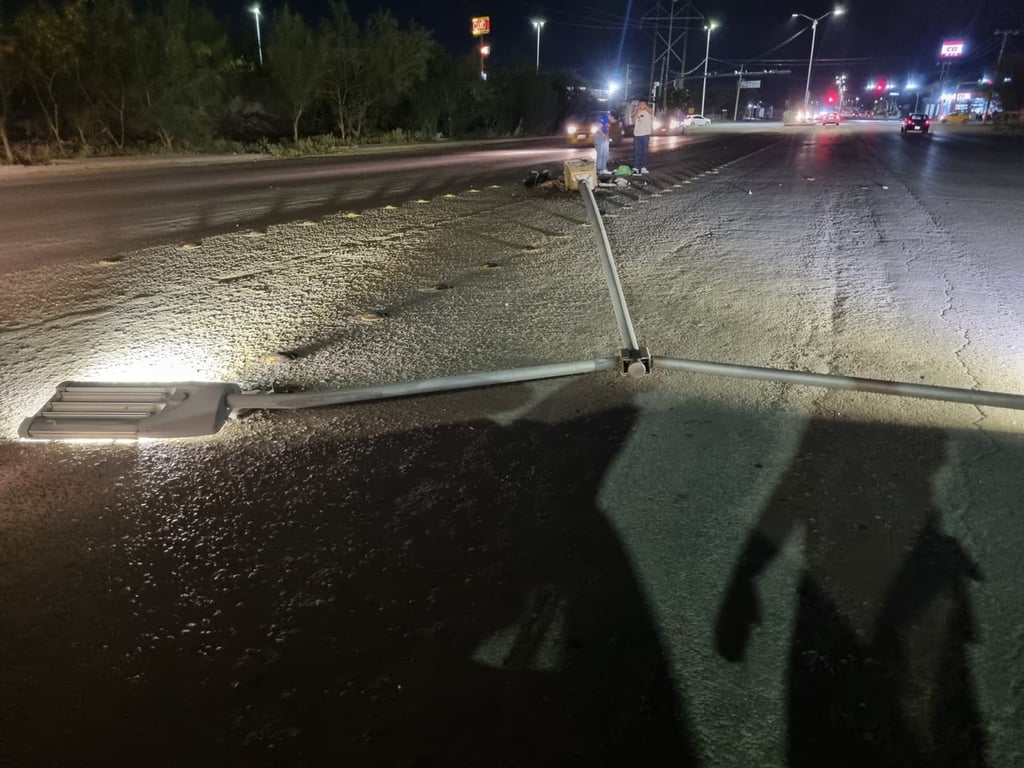 La camioneta impactó su parte frontal con el poste de luz. (EL SIGLO DE TORREÓN)