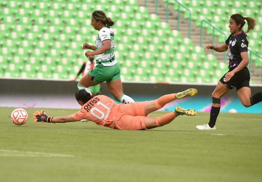 Desarae Félix se quita a la portera rival para marcar el segundo tanto de las Guerreras, en la victoria 3-2 sobre las Tuzas.