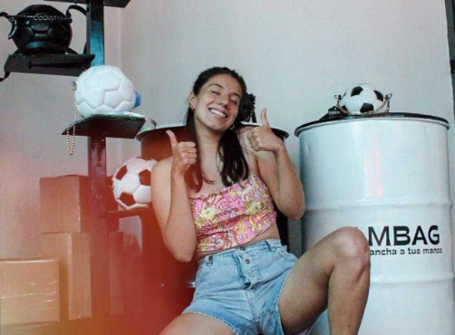 América Estefanía Durán tiene 24 años de edad y es la emprendedora detrás del negocio de bolsas con diseño de balón de soccer. (EL SIGLO DE TORREÓN)