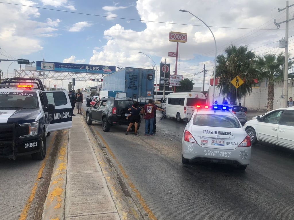 Tres vehículos particulares se vieron involucrados en el accidente vial sobre la carretera Gómez Palacio-Jiménez. (EL SIGLO DE TORREÓN)
