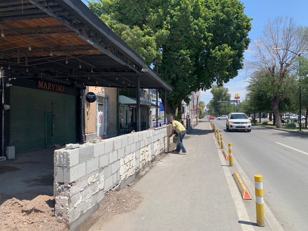 El muro se localiza en un comercio de la calzada Colón, entre las avenidas Morelos y Matamoros. (EL SIGLO DE TORREÓN)