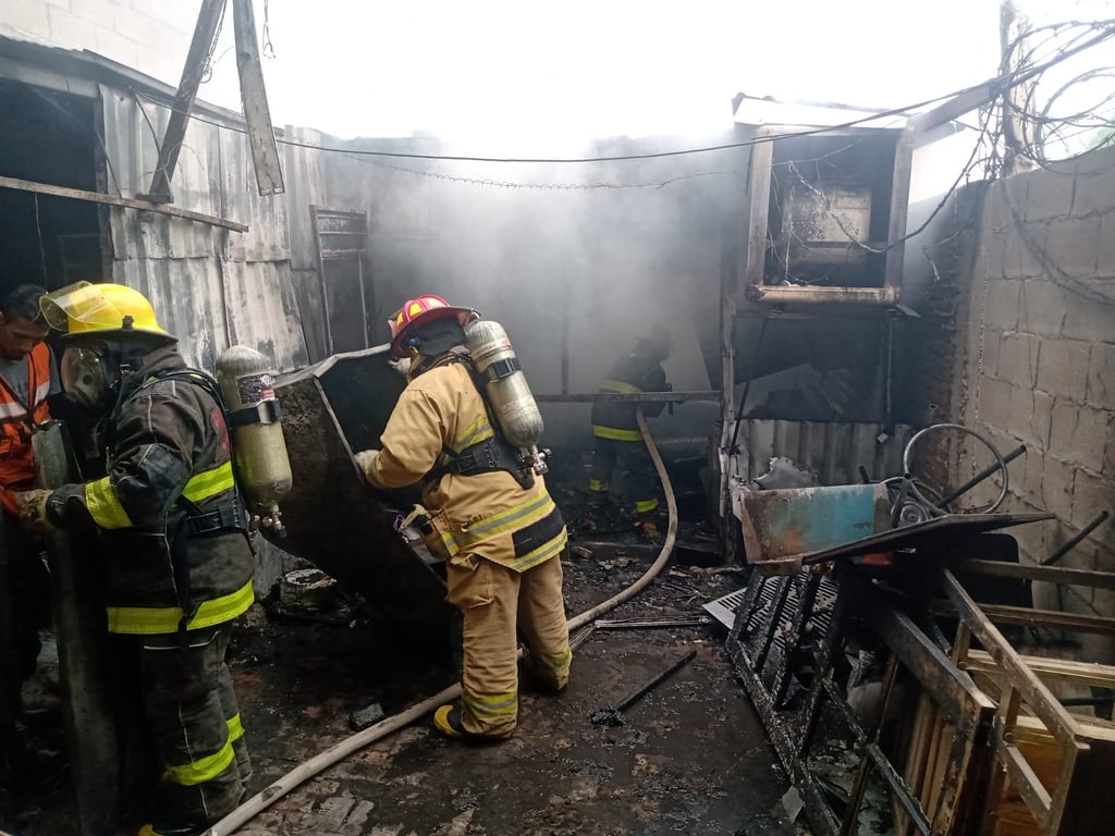 Taller de refrigeración se incendia en Torreón tras explosión de tanque de gas y estufa