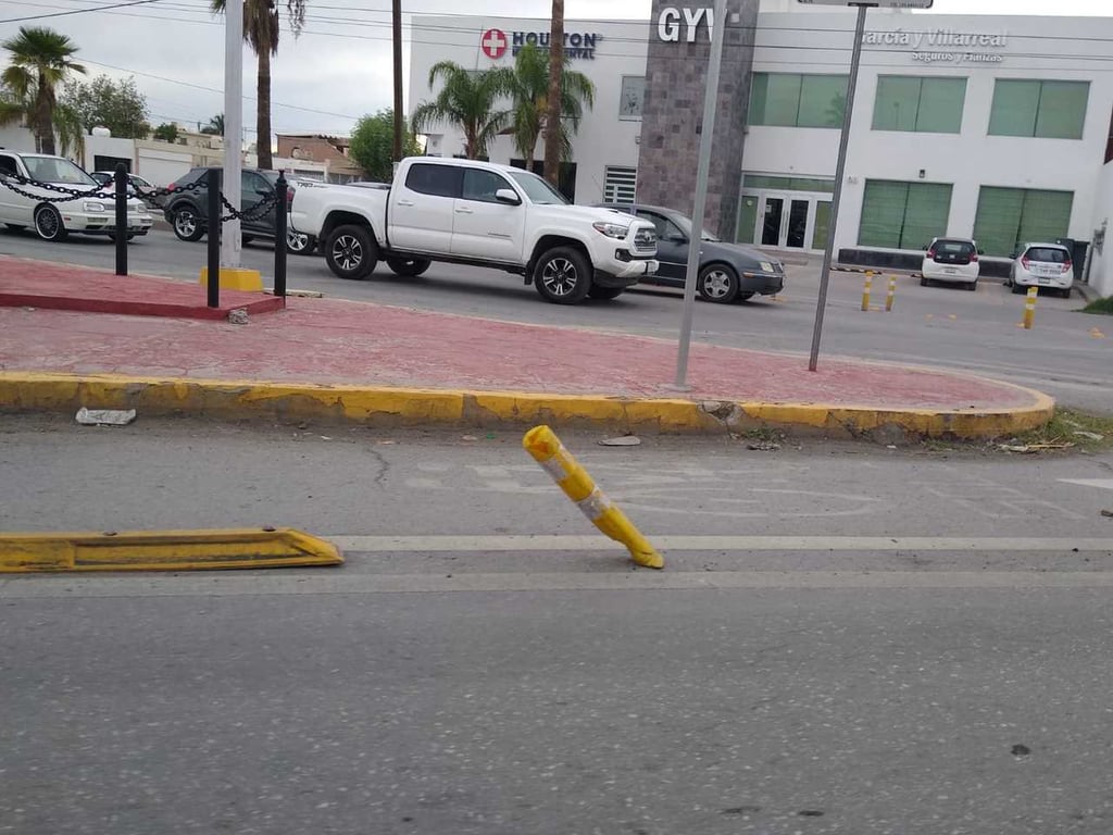 Así lucen ya algunos bolardos plásticos en la ciclovía de la calzada Colón y el cruce con bulevar Constitución de Torreón. (EL SIGLO DE TORREÓN)
