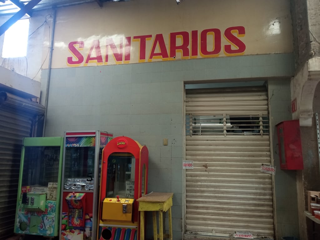 Los baños se clausuraron el viernes pasado y los locatarios dijeron que sólo los recuperaron. (EL SIGLO DE TORREÓN)
