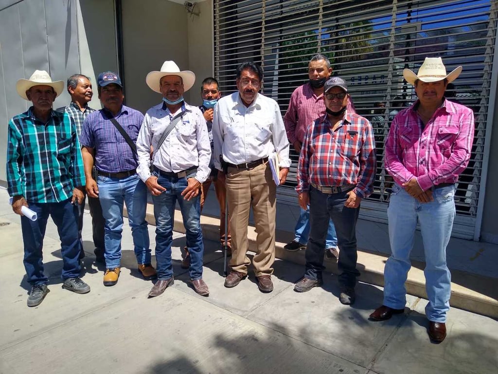 Ayer, un grupo de pobladores del ejido Pozo del Calvo acudieron a El Siglo de Torreón para denunciar irregularidades en elección. (EL SIGLO DE TORREÓN)