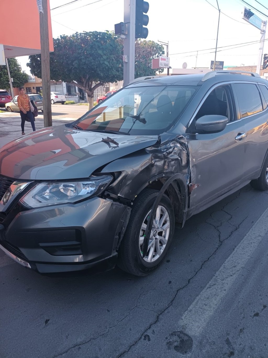 Se impactan conductores de camionetas en crucero del centro de Torreón, uno de los involucrados resultó lesionado.