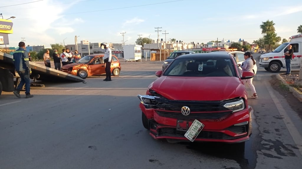 Conductora provoca accidente en el sector oriente de Torreón, uno de los involucrados resultó lesionado.
