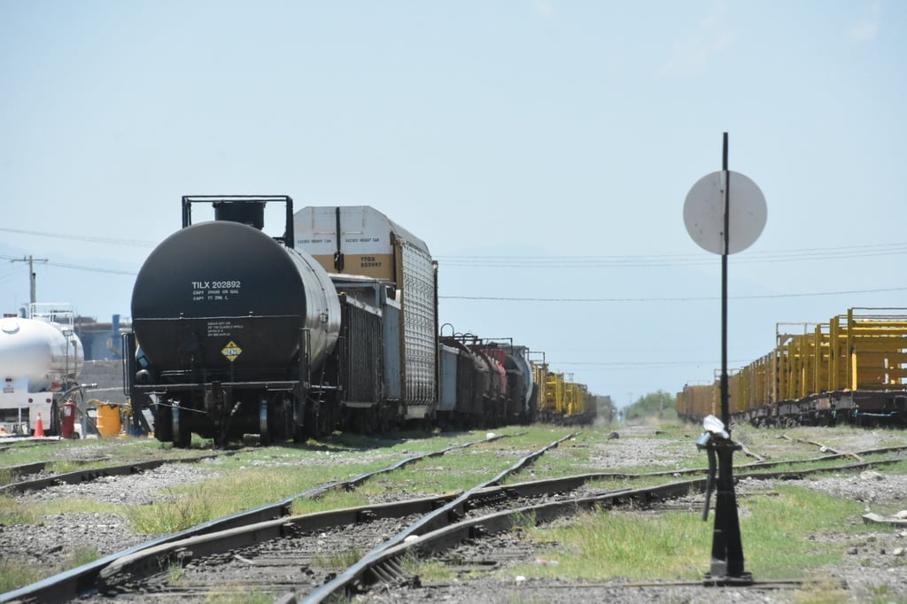 El pasado 15 de julio a las 11:30 de la noche Jassiel, de 24 años de edad, caminaba con su esposa y su hija pequeña junto a las vías del ferrocarril. (Foto: SERGIO A. RODRÍGUEZ / EL SIGLO COAHUILA)