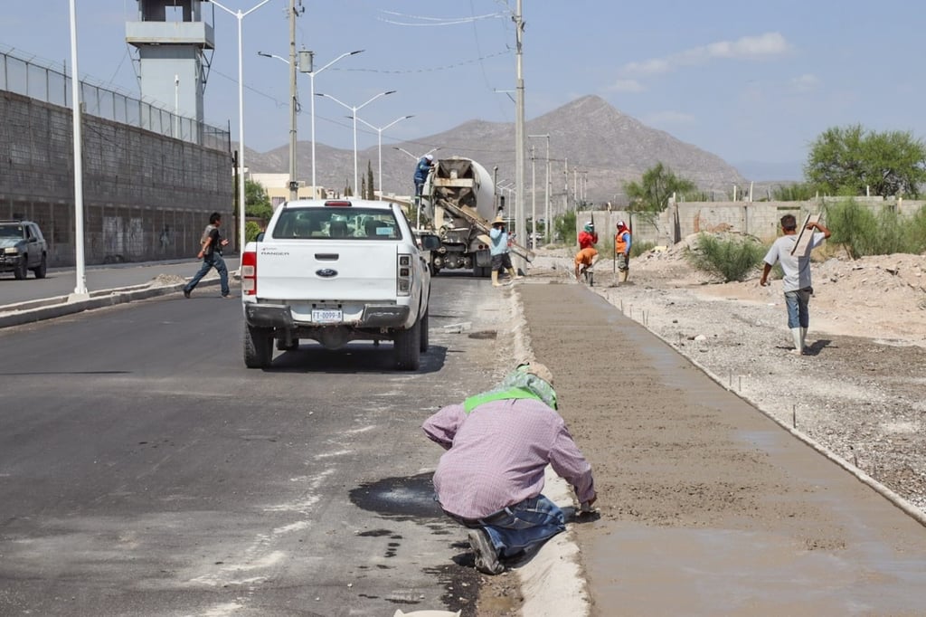 El alcalde Homero Martínez recorrió la zona del bulevar José Rosas Aispuro, donde Obras Públicas sigue trabajando. (EL SIGLO DE TORREÓN)
