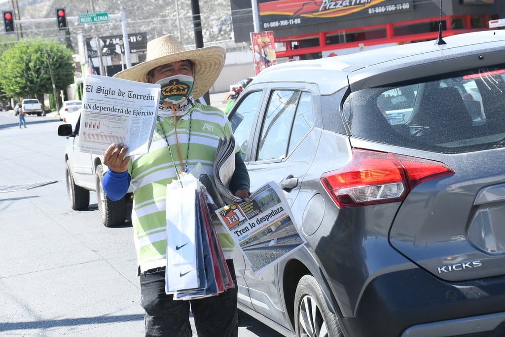 Héctor Campos es uno de los tantos trabajadores que día con día se enfrentan a los incesantes rayos del sol de la Comarca Lagunera. (FERNANDO COMPEÁN)
