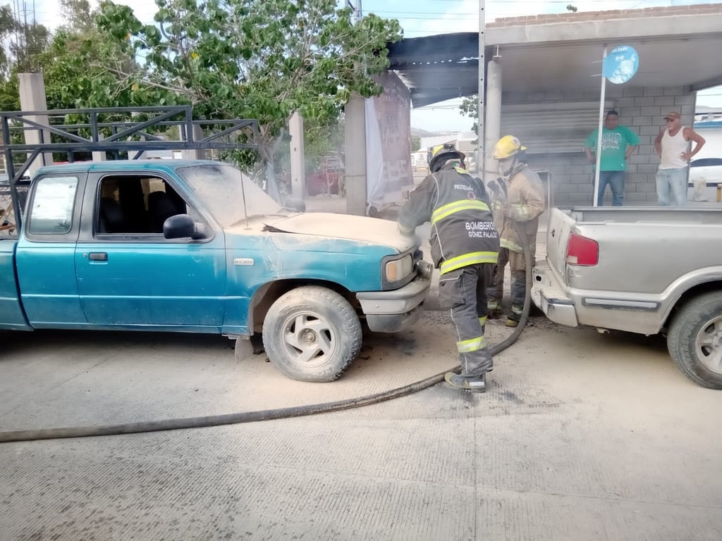 El personal del departamento de Bomberos y Protección Civil se encargó de sofocar el fuego.