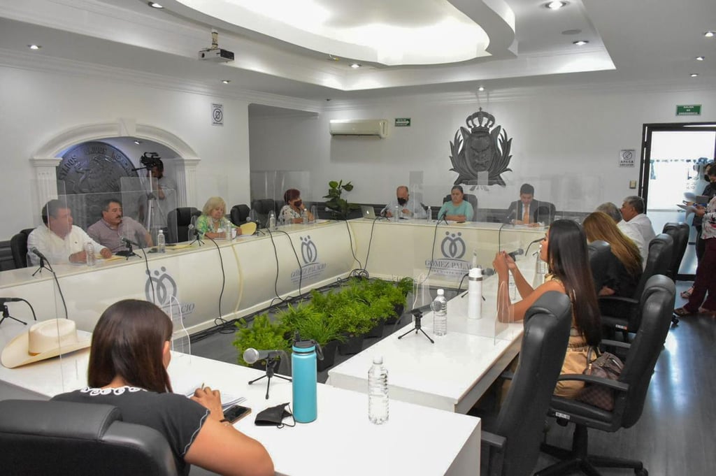 La alcaldesa Anabelle Gutiérrez guardó silencio tras la intervención del regidor y no dijo si lo acompañaría al recorrido. (EL SIGLO DE TORREÓN)