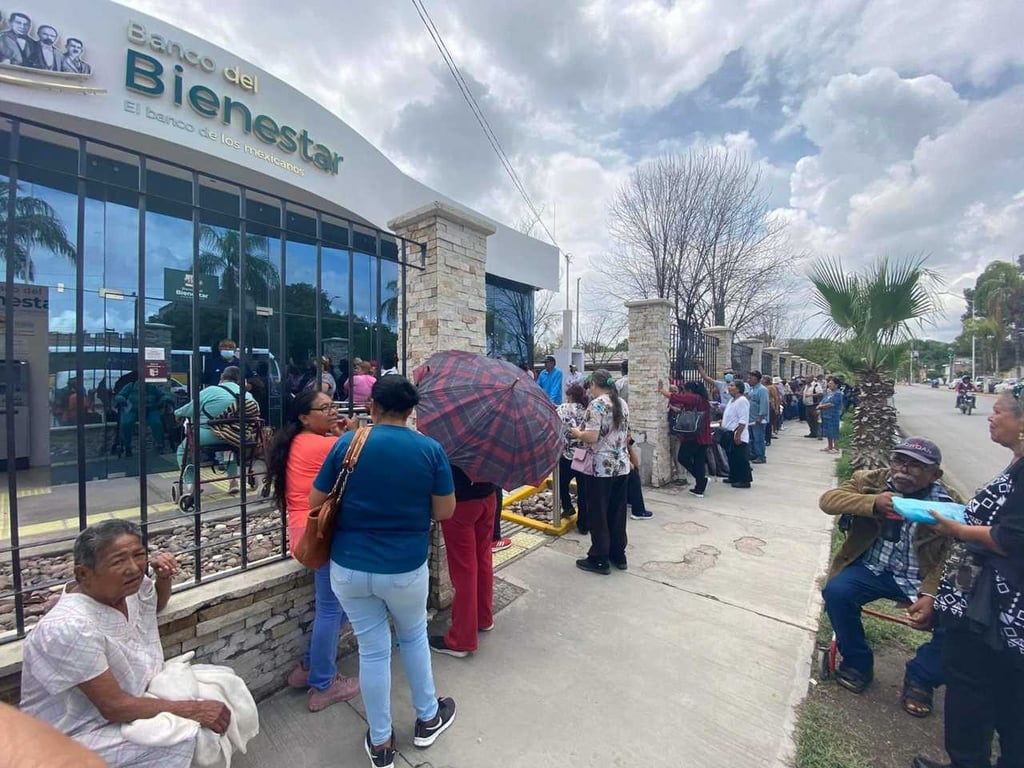 Un gran número de personas de la tercera edad acudieron ayer al Banco del Bienestar de Lerdo para cobrar la pensión. (EL SIGLO DE TORREÓN)