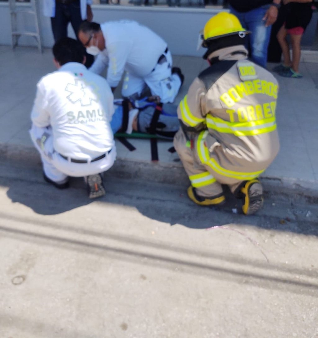 El hombre no contaba con el equipo de seguridad adecuado para realizar su trabajo.