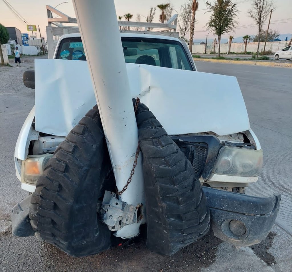 Joven Conductor Impacta Su Camioneta Contra Un Poste En Gómez Palacio El Siglo De Torreón