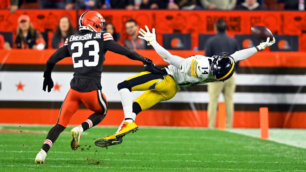 Una espectacular atrapada realizó el receptor abierto George Pickens, de aproximadamente 36 yardas, durante el juego de anoche en Cleveland.