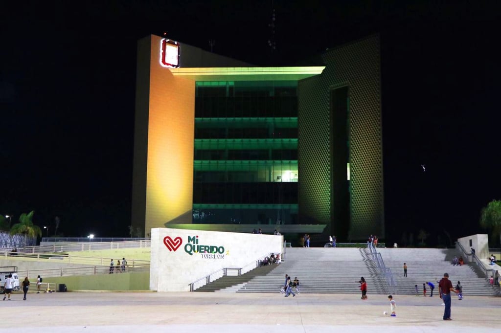 Con la iluminación en amarillo, buscan crear conciencia y sumar esfuerzos por los niños que sufren esta enfermedad. (EL SIGLO DE TORREÓN)