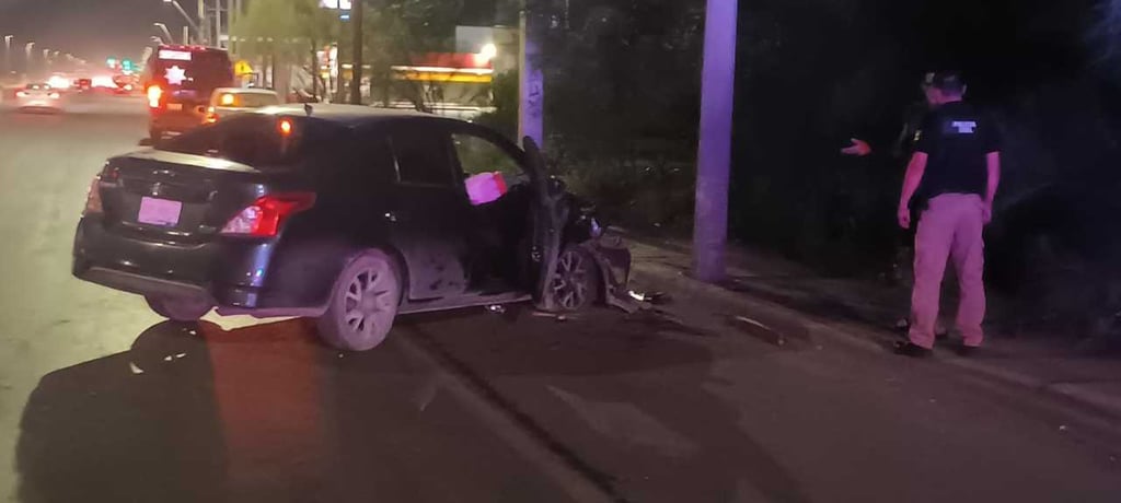 Conductor en probable estado de ebriedad se impacta contra un poste, el auto terminó destrozado.
