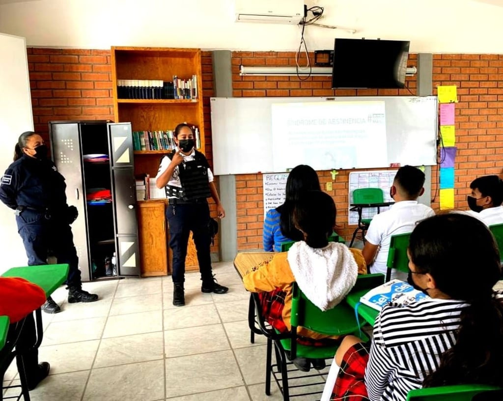 Personal de la Policía Preventiva acudió a la telesecundaria Sor Juana Inés de la Cruz, de la colonia Lázaro Cárdenas.