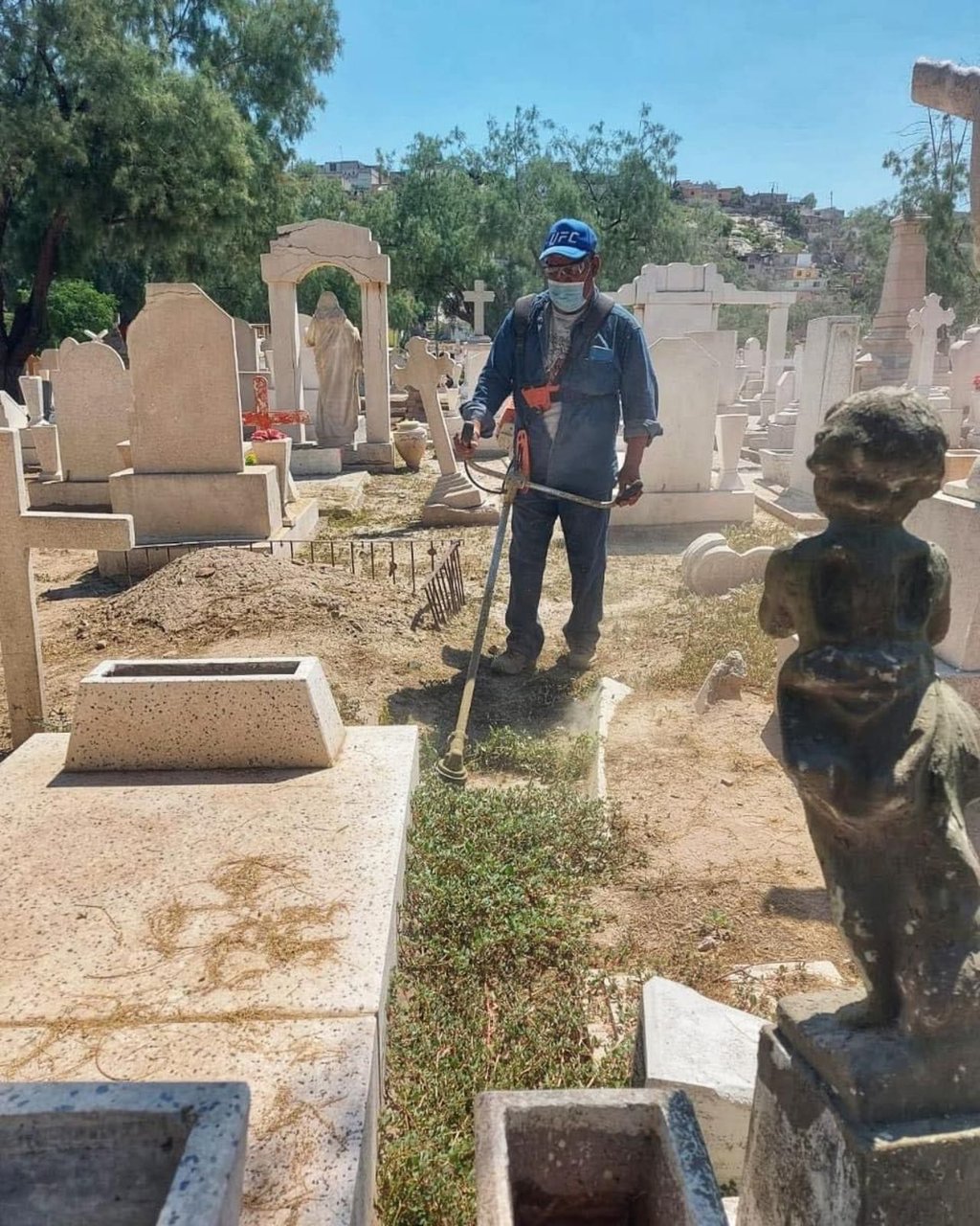 Atienden los cementerios desde un mes antes al Día de Muertos. (EL SIGLO DE TORREÓN)