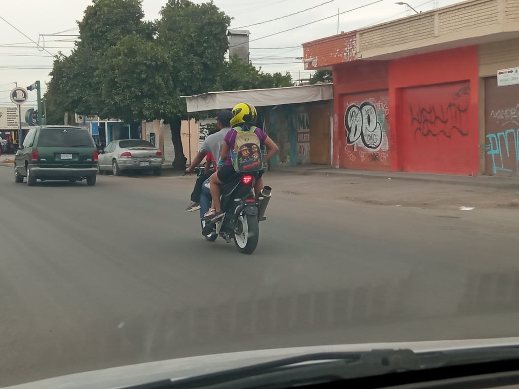 Más de dos pasajeros se han detectado abordo de las motocicletas y sin casco, en las calles de Gómez Palacio.