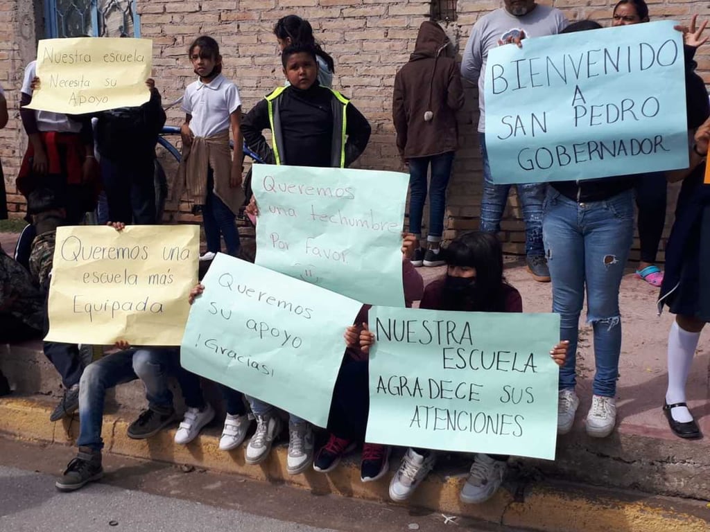 Con pancartas solicitaron la construcción de una techumbre. (EL SIGLO DE TORREÓN)