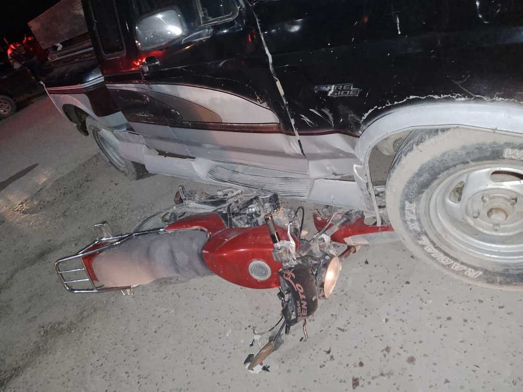 La motocicleta se impactó en uno de los costados de una camioneta que presuntamente le cortó la circulación.