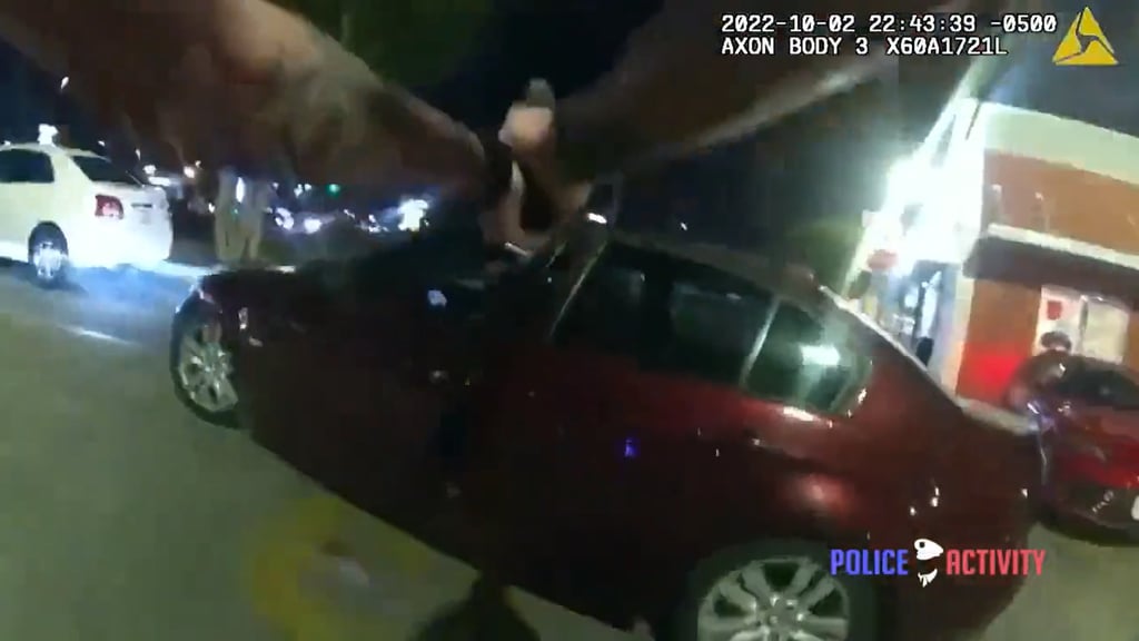VIDEO: Policía de San Antonio dispara contra joven que comía en estacionamiento de McDonald’s