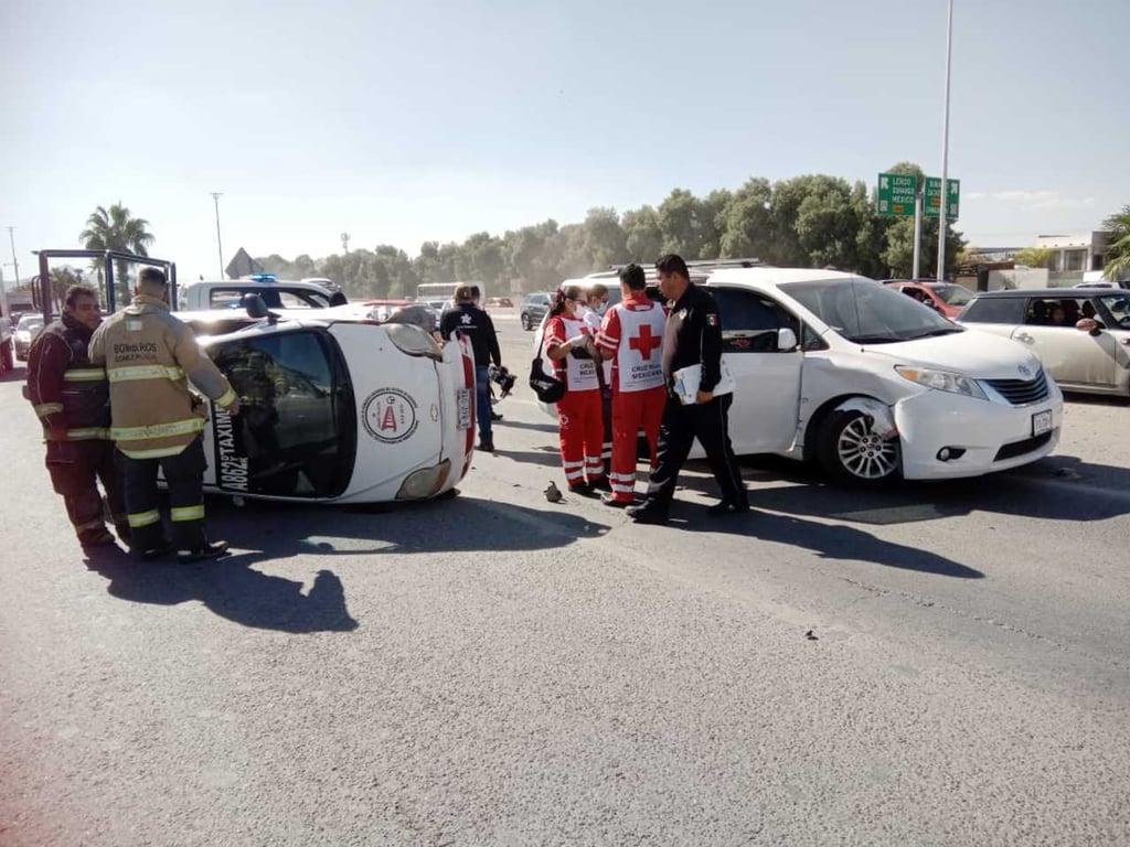 El taxi de la base Francisco Zarco terminó volcado en medio del bulevar Ejército Mexicano. (EL SIGLO DE TORREÓN)