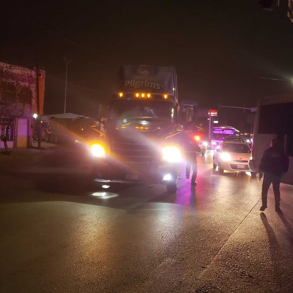 El tráiler impactó un vehículo sedán frente al fraccionamiento La Noria de la ciudad de Gómez Palacio.
