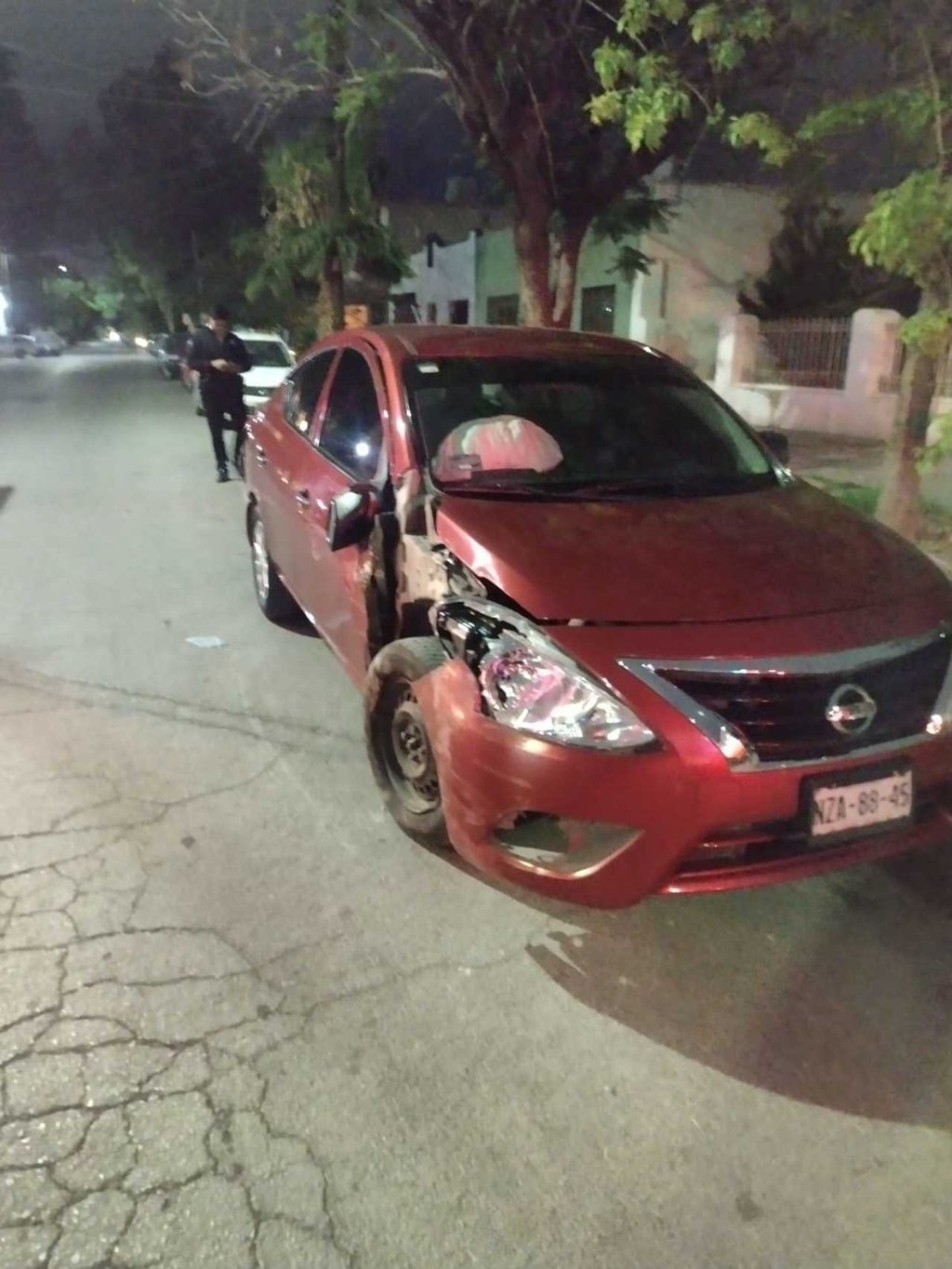 Ebrio al volante choca contra auto estacionado y un árbol; fue detenido por agentes viales.
