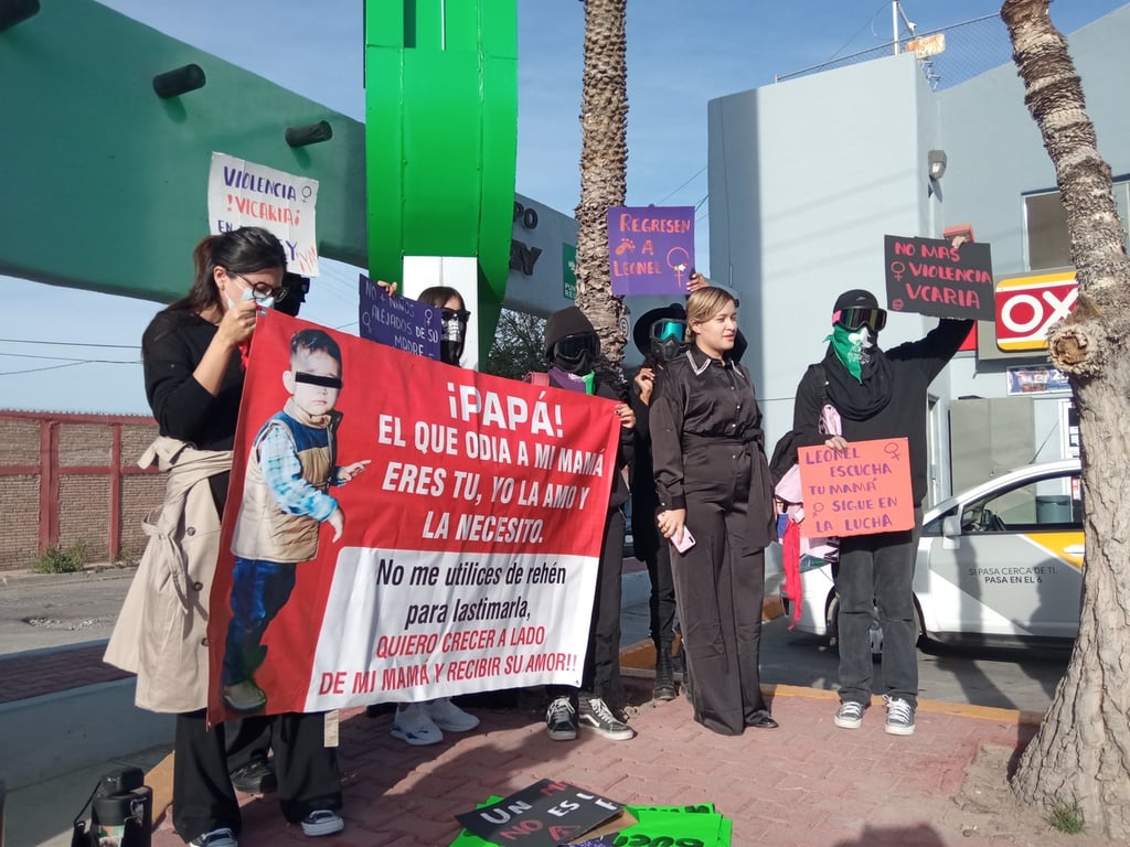 Con una marcha y con el cierre de las instalaciones de la Vicefiscalía, Yamileth Meraz, exigió a las autoridades que le retiren a su hijo a su agresor y se lo regresen.