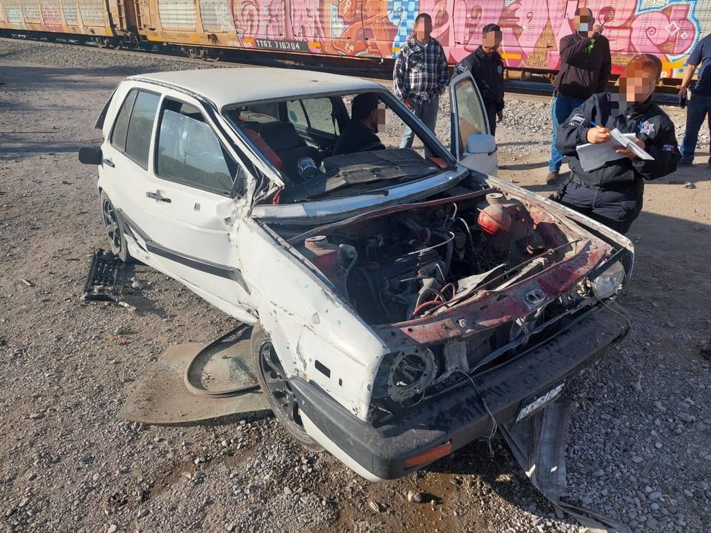 El vehículo Golf de color blanco fue impactado por el ferrocarril en Gómez Palacio.
