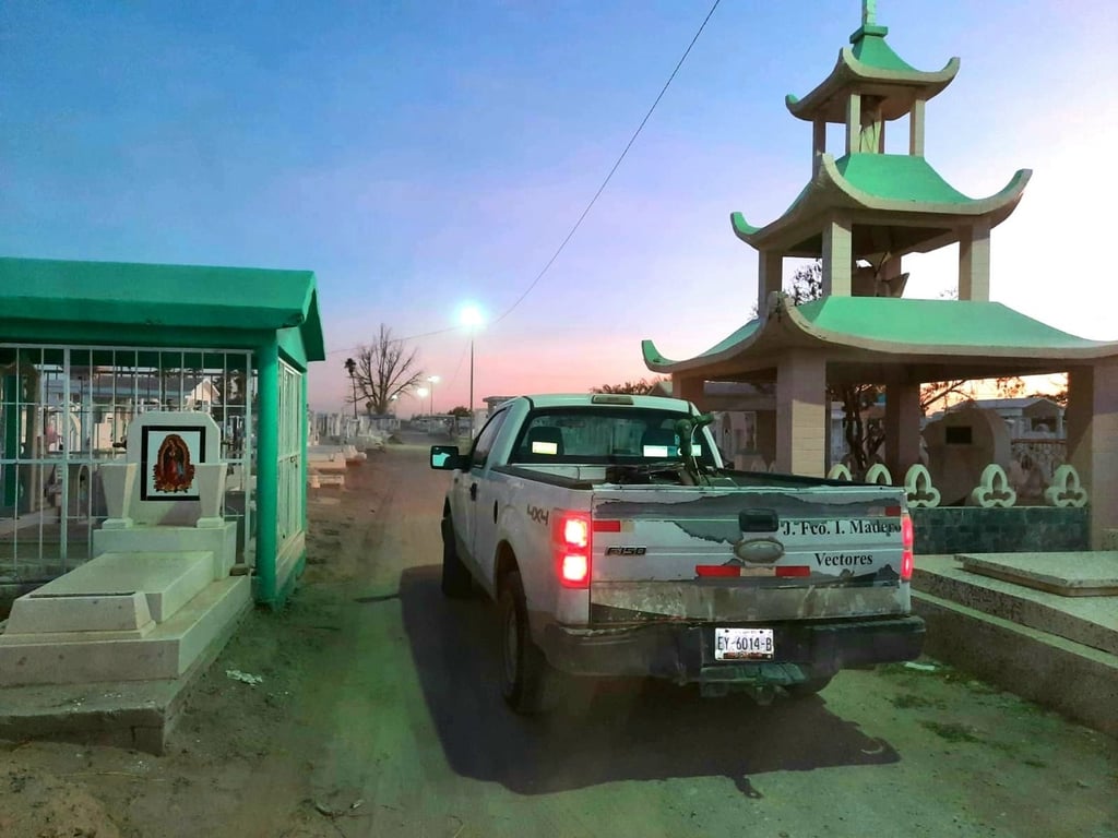 Las nebulizaciones se hicieron al interior y exterior de panteones. (EL SIGLO DE TORREÓN)