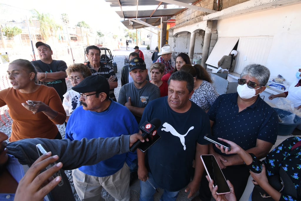 Los comerciantes afectados aseguran que los trabajos se encuentran detenidos desde hace un mes. (FERNANDO COMPEÁN)