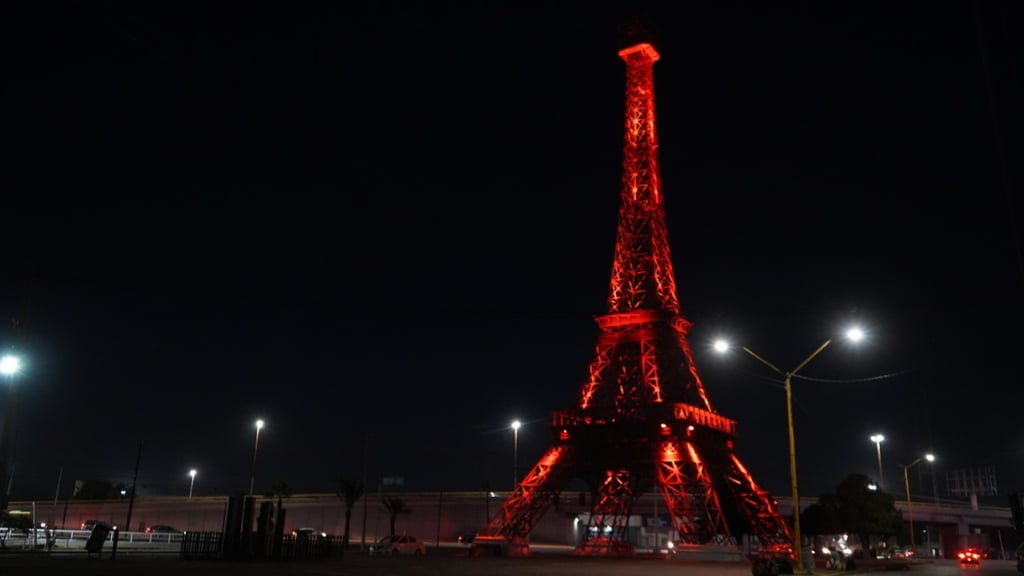 Los sitios más icónicos y representativos de Gómez Palacio lucen una iluminación nocturna en tono naranja. (EL SIGLO DE TORREÓN)