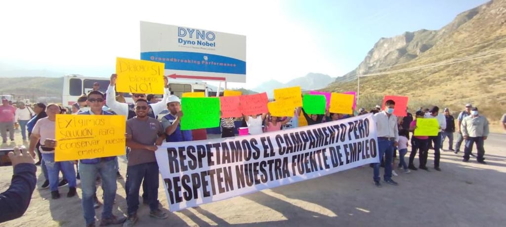 Trabajadores de empresas localizadas en el sector rural de Dinamita, se manifestaron junto con habitantes de la referida población y comunidades aledañas en contra de los efectos del plantón permanente que mantienen integrantes del Frente.