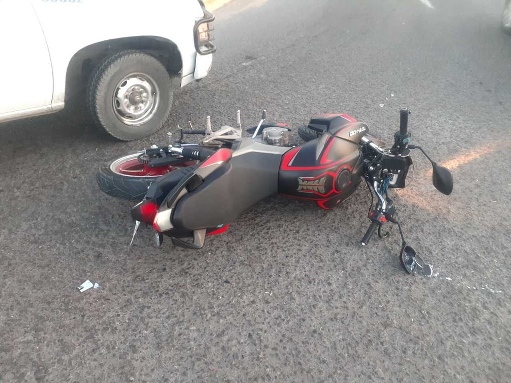 La camioneta se impactó en la parte trasera de un motociclista frente a las instalaciones de la Vicefiscalía.