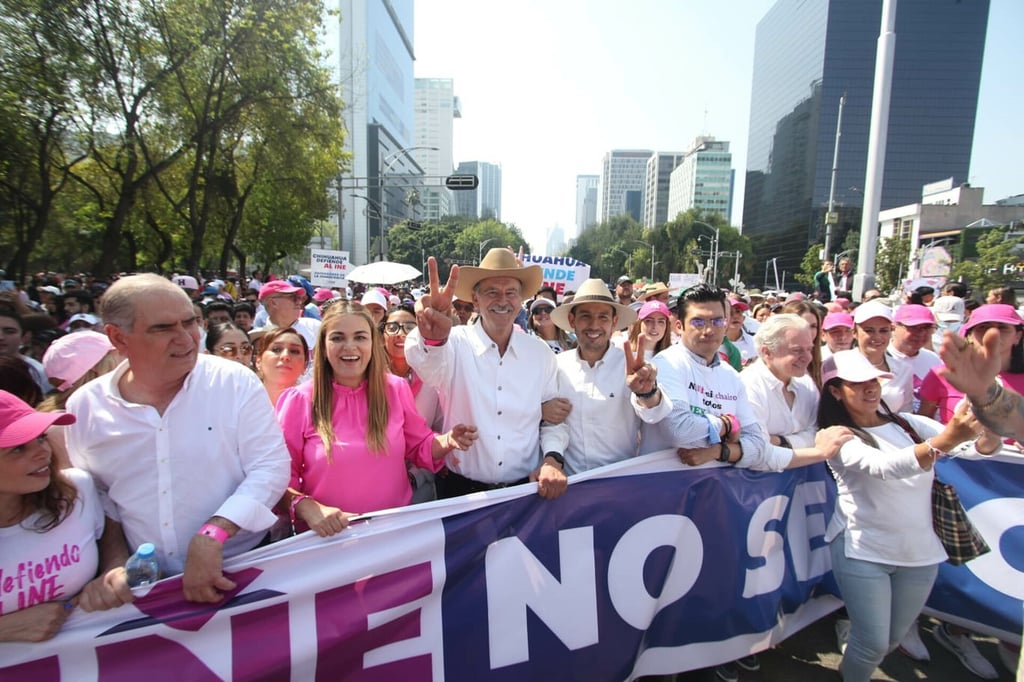 AMLO exhibe nombres de asistentes a la marcha a favor del INE  El Siglo