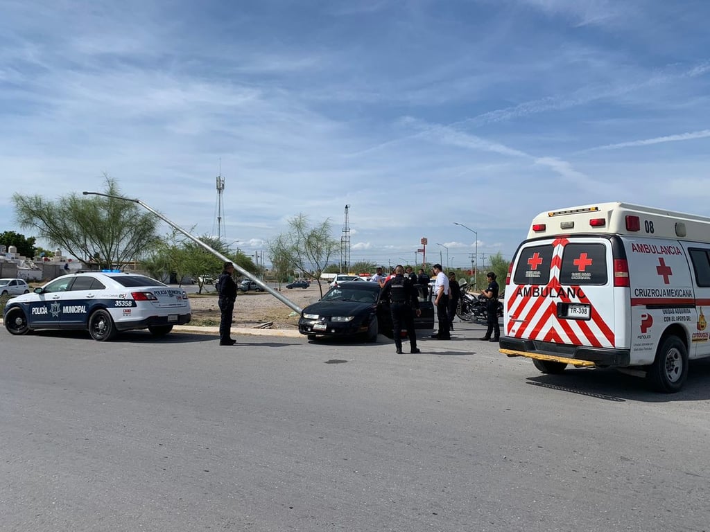 Hay un rezago de 649 luminarias en Torreón que fueron dañadas en accidentes viales desde 2019. (EL SIGLO DE TORREÓN)
