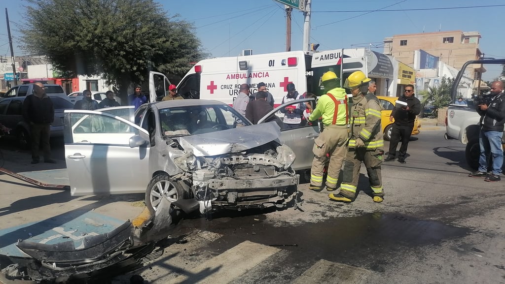 Se impactan conductoras en el cruce de la avenida Hidalgo y calle Comonfort del sector Centro de Torreón.