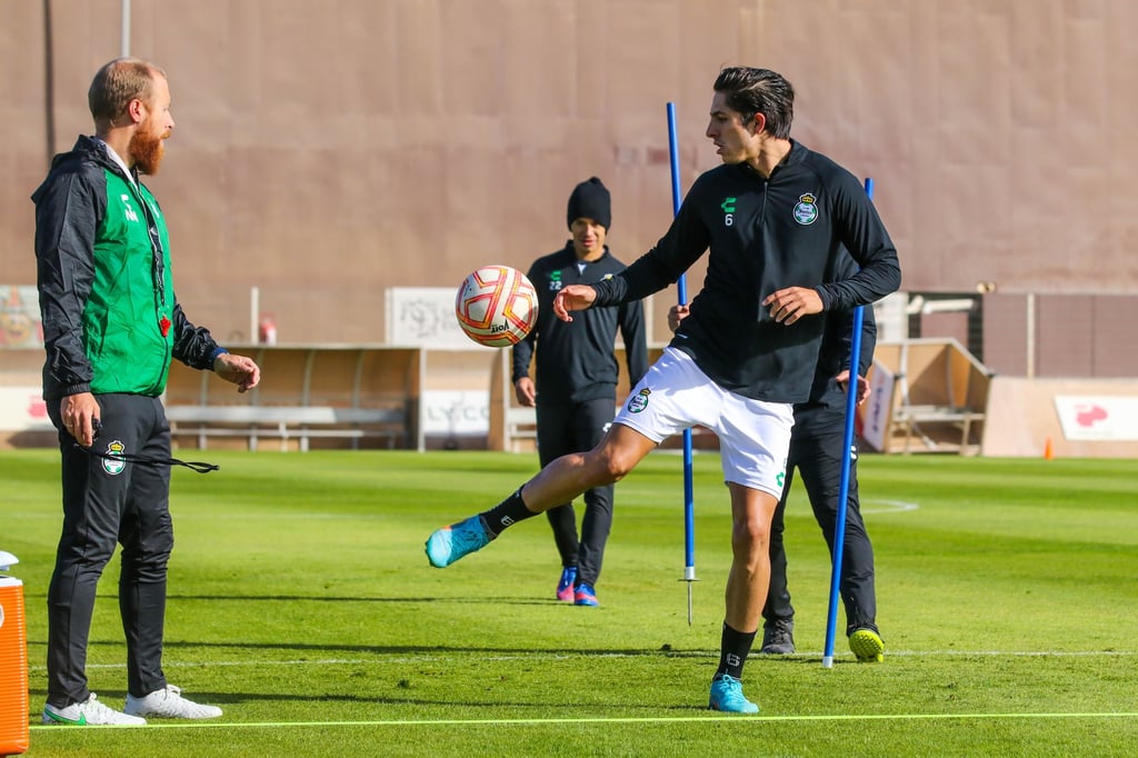 El preparador físico de Santos, Nicolás Maidana, da indicaciones a los jugadores durante el entrenamiento de ayer en las instalaciones del Territorio Santos Modelo (SANTOS LAGUNA)