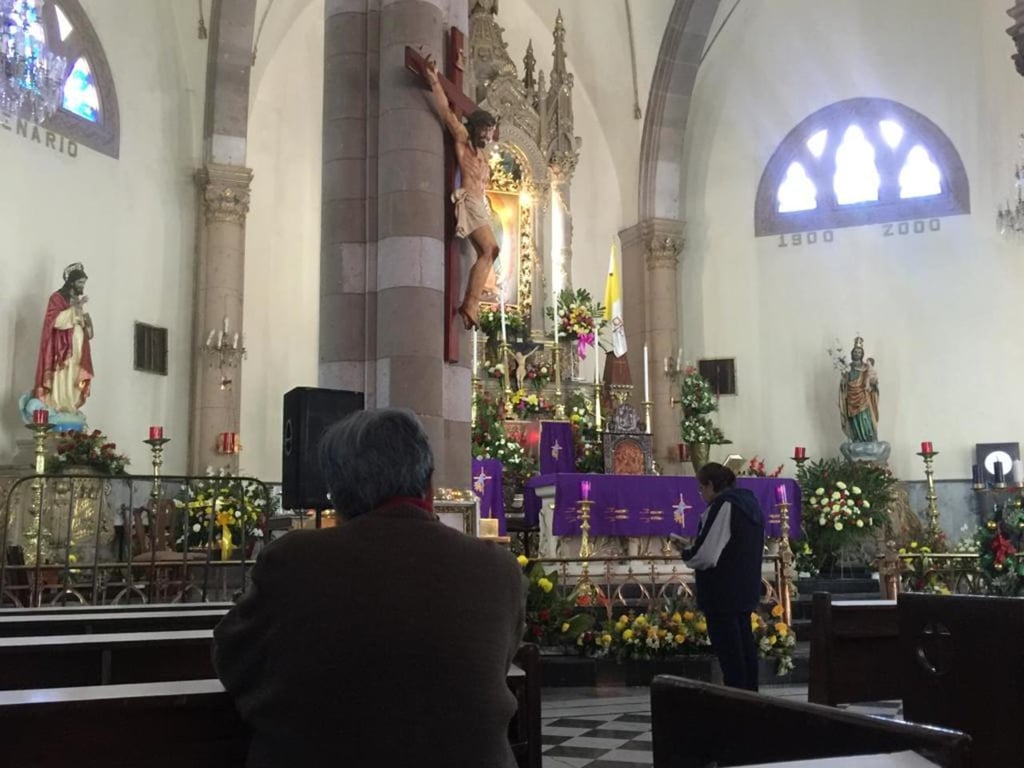 Los católicos y personas de distintas religiones se preparan para la Navidad.