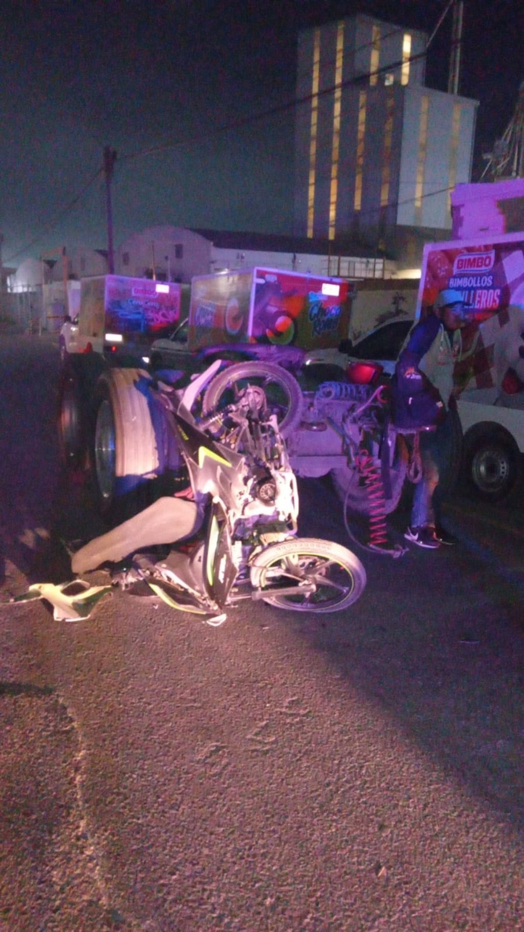 La motocicleta se impactó contra el remolque de un tráiler estacionado en uno de los carriles.