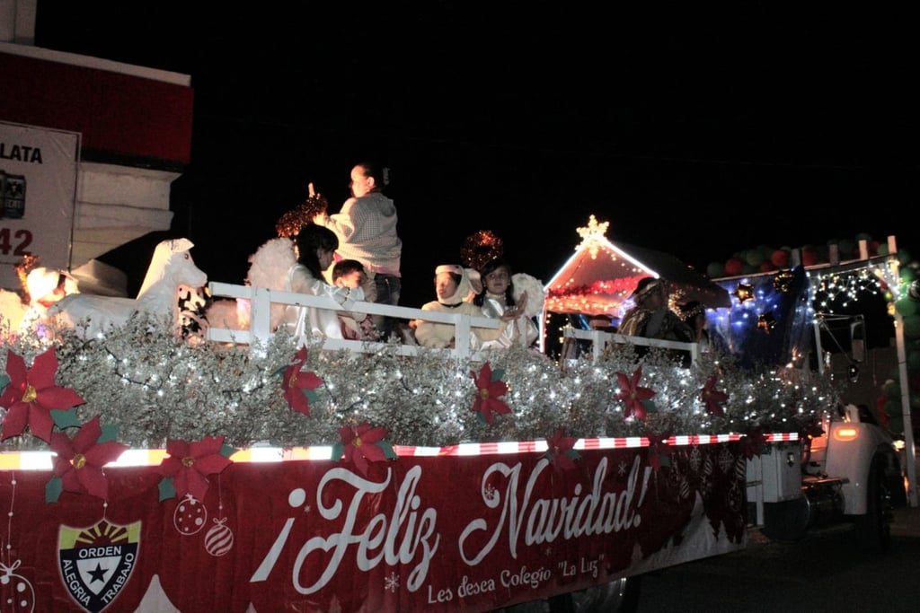 Presencian desfile 'Navidad es México' El Siglo