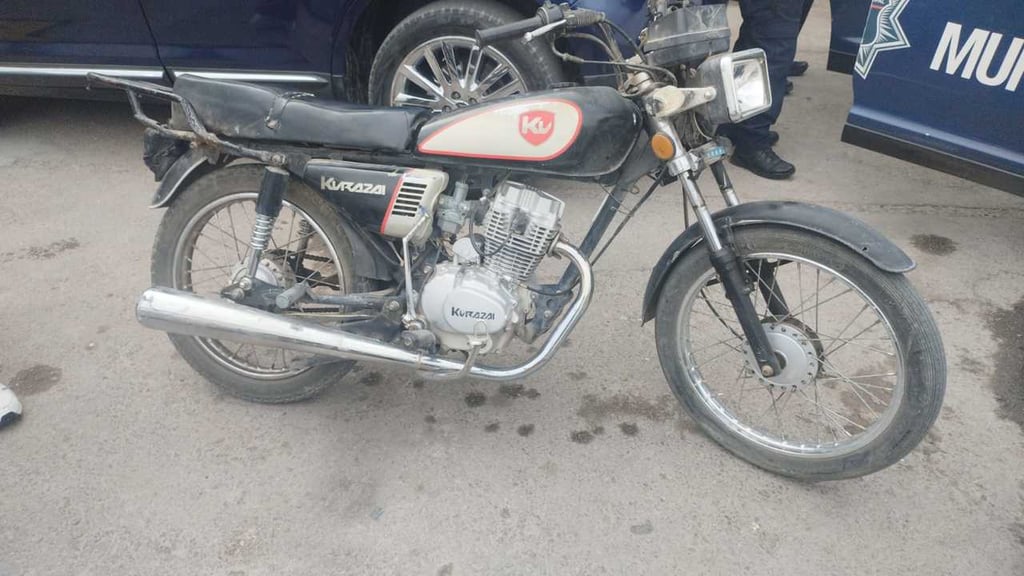 Detienen a menor de 15 años con motocicleta robada en Torreón, fue detectado cuando circulaba por la colonia La Aviación.