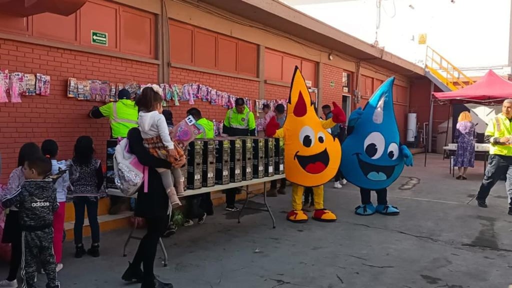 El evento se realizó en las instalaciones de la estación Colón, donde se repartieron juguetes y la tradicional rosca. (EL SIGLO DE TORREÓN)