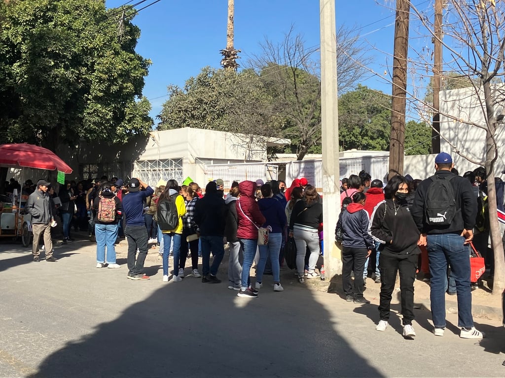 Nuevamente los alrededor de Sader fueron abarrotadas por jóvenes y padres de familia. (EL SIGLO DE TORREÓN)