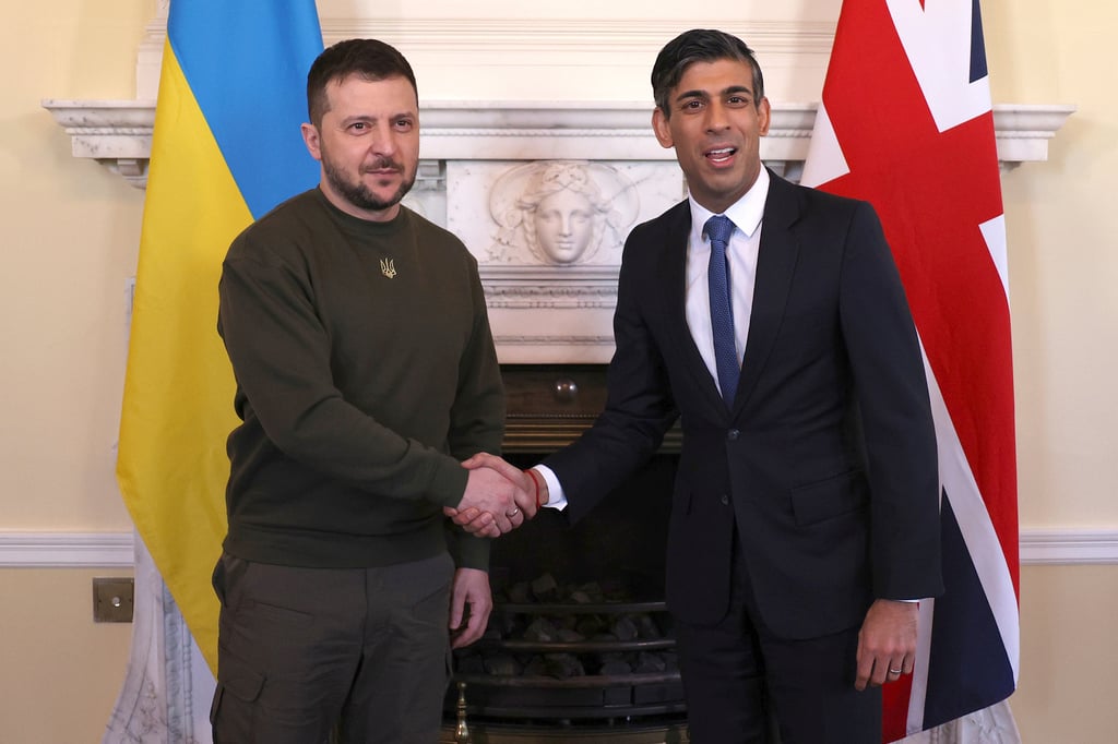 La ampliación de la ayuda a las fuerzas ucranianas se suma al actual programa de entrenamiento de reclutas que se realiza en el Reino Unido. (AP)