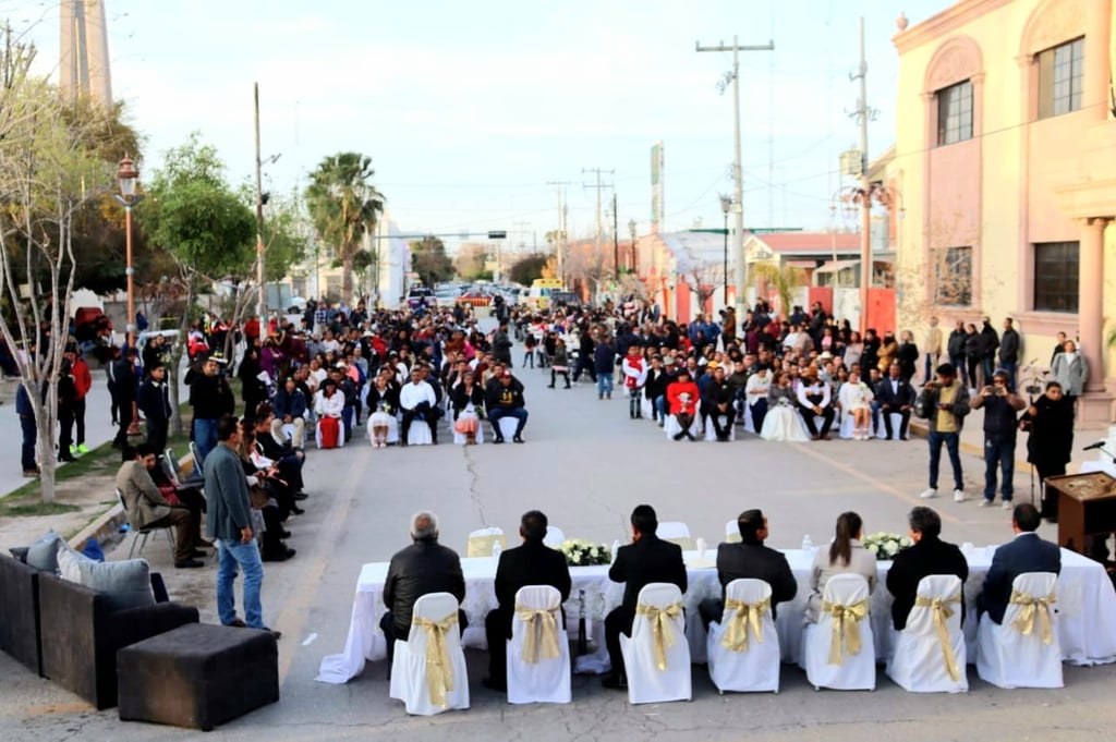 Para cada pareja se asignó una mesa para 10 personas. (EL SIGLO DE TORREÓN)